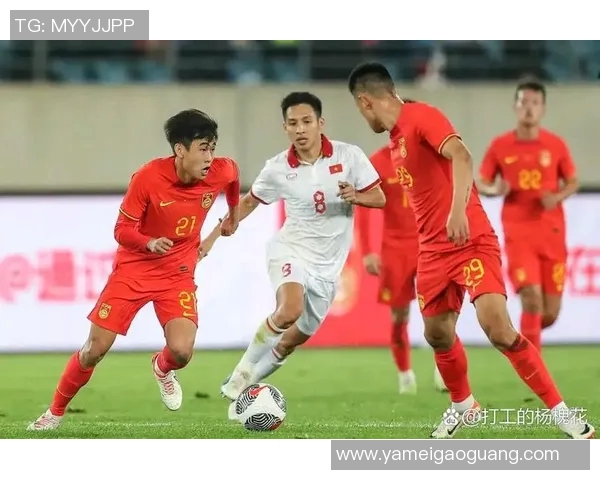 足球明星背后的辛勤付出与不懈努力揭示了成功的真谛与奋斗的价值